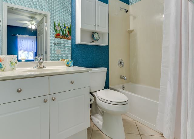 Emerald Waters 0101 - Guest Bathroom Emerald Waters 0101 - Guest Bathroom