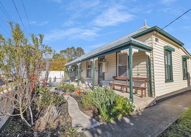 Cottswold - Ample room for relaxing after a day on the water