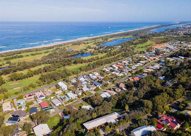 Linger Longer - Fresh Coastal Escape Opposite the Lakes Entrance Golf Course