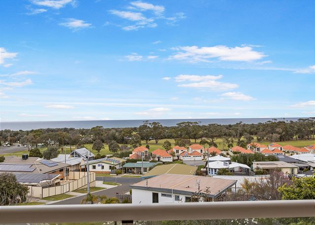 Eastern Views Beach House: 7 Merindah Court, LE