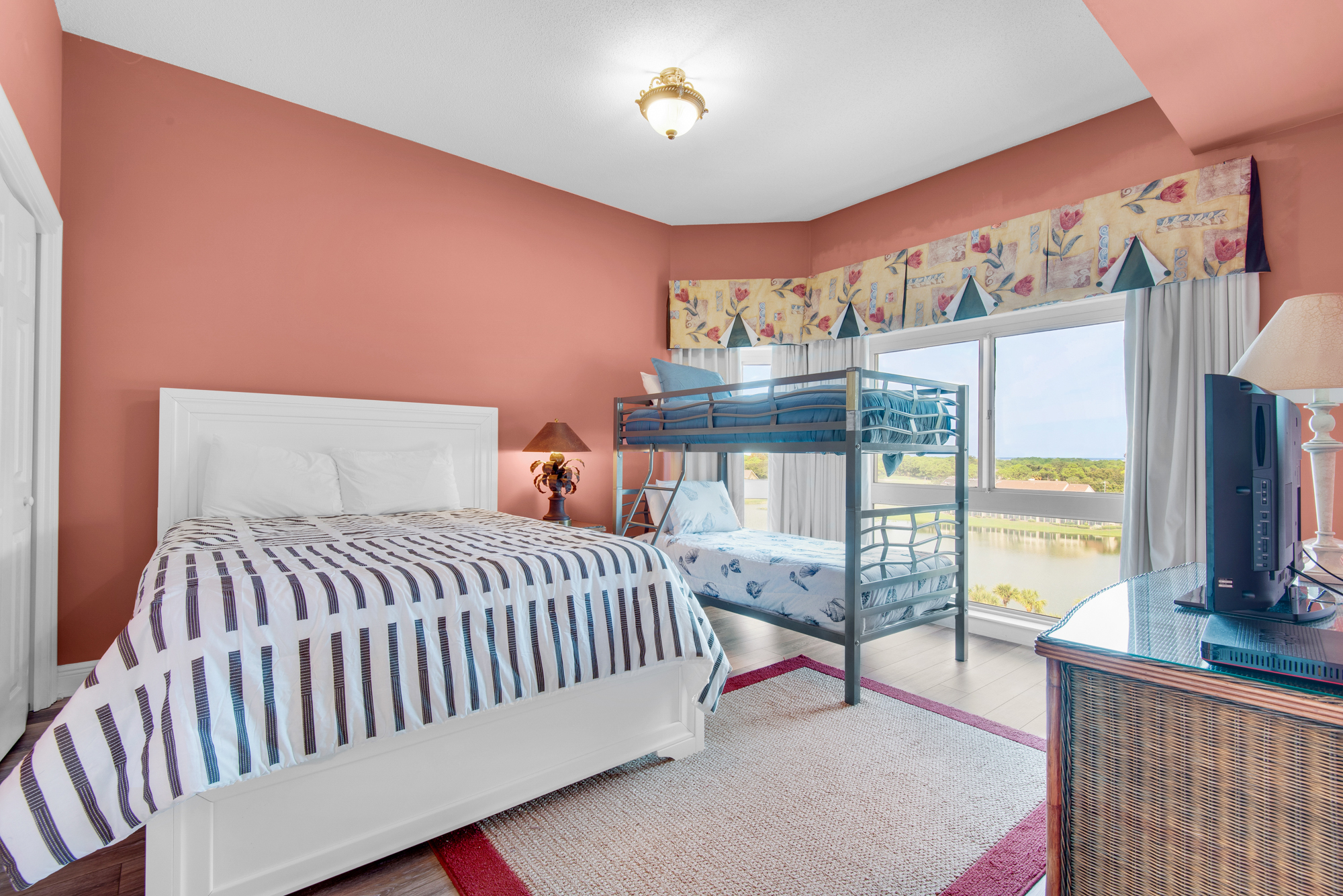 Empress 703 | Photo 22