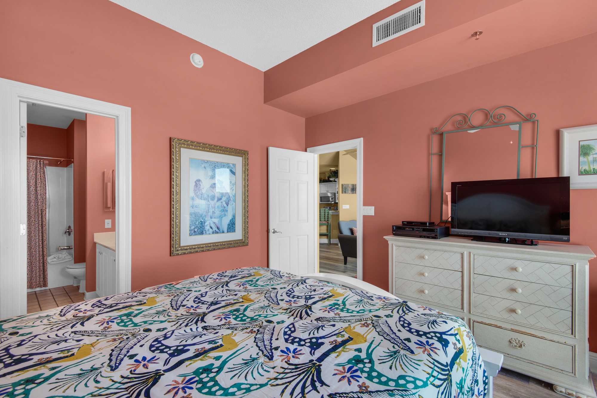 Empress 703 | Photo 19