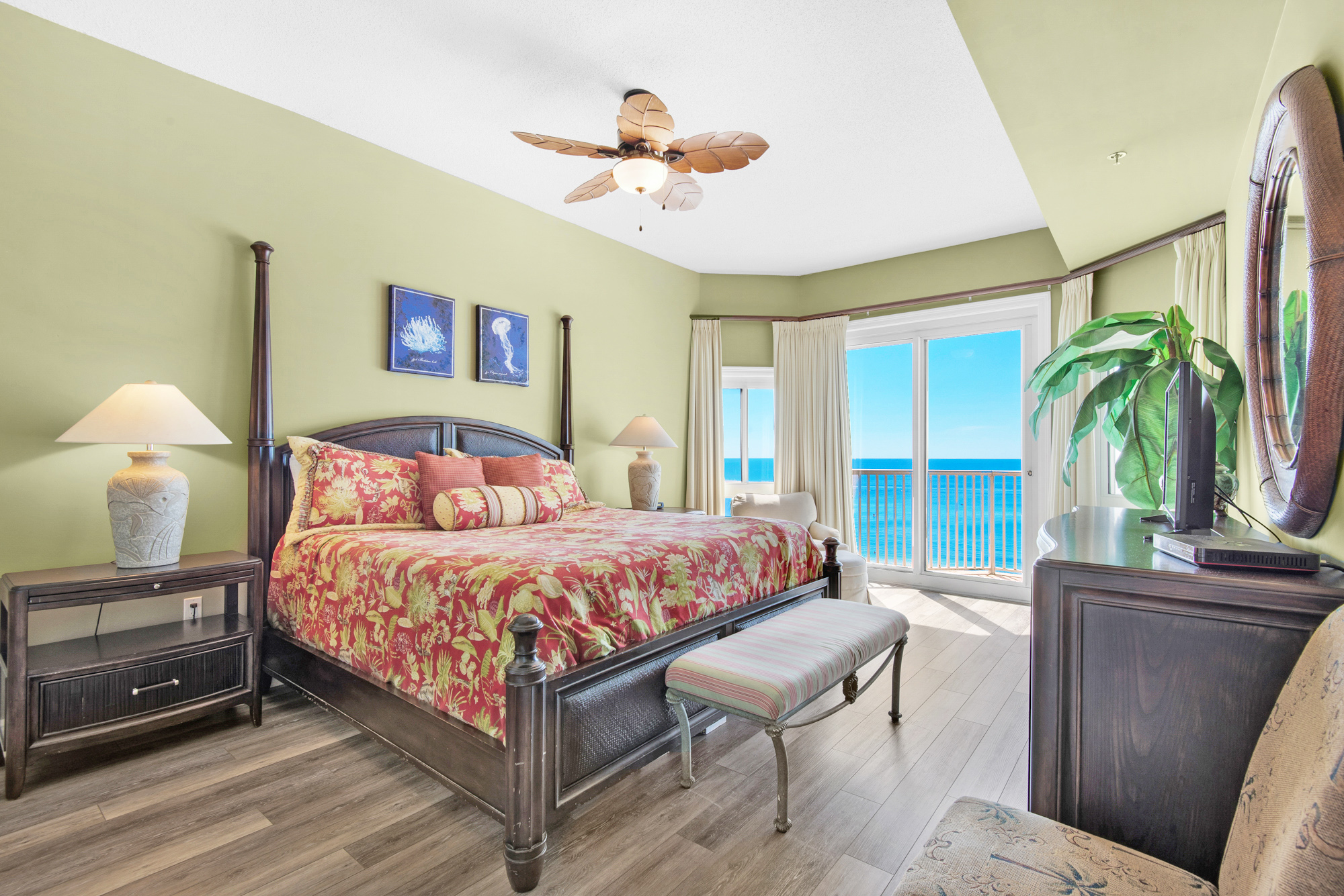 Empress 703 | Photo 14