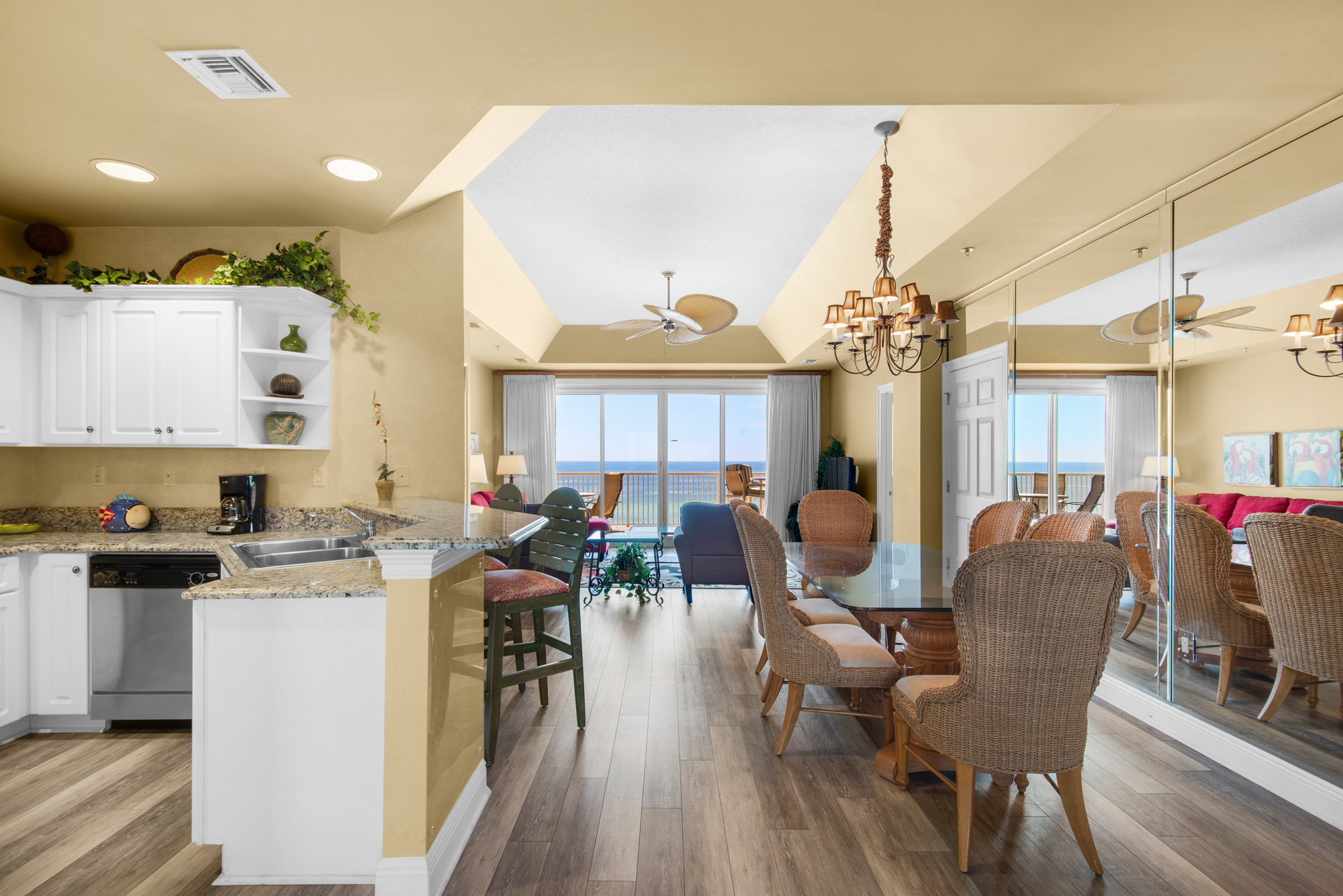 Empress 703 | Photo 9