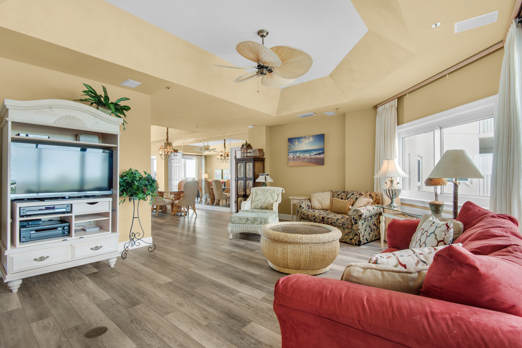 Empress 703 | Photo 3