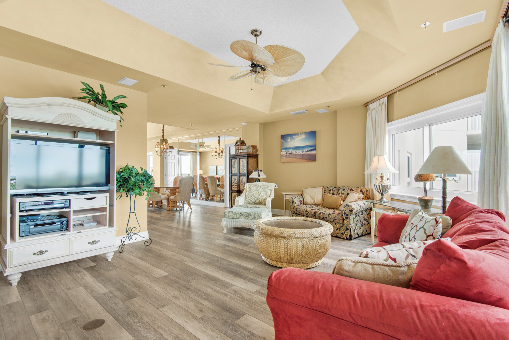 Empress 703 | Photo 13