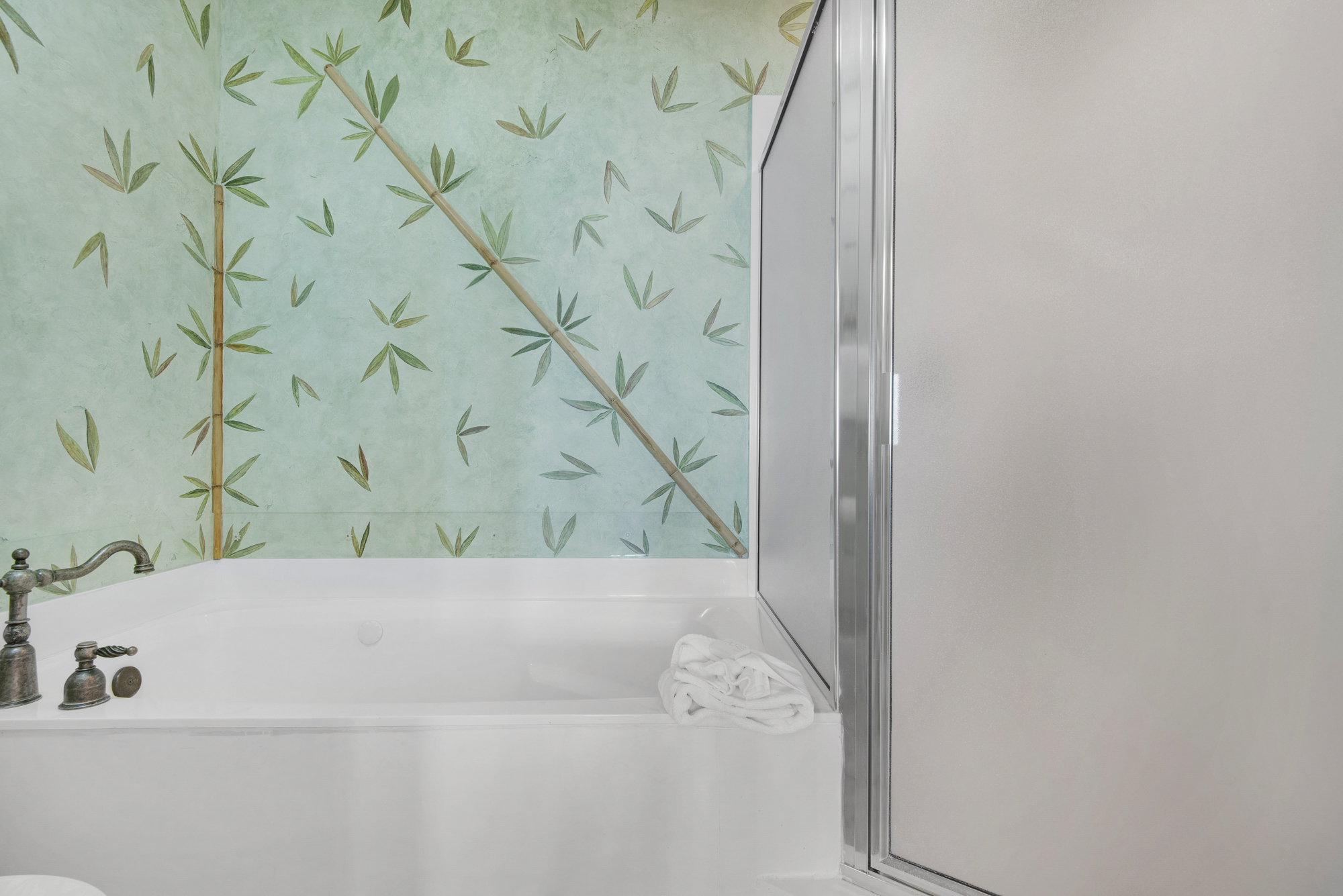 Empress 703 | Photo 17