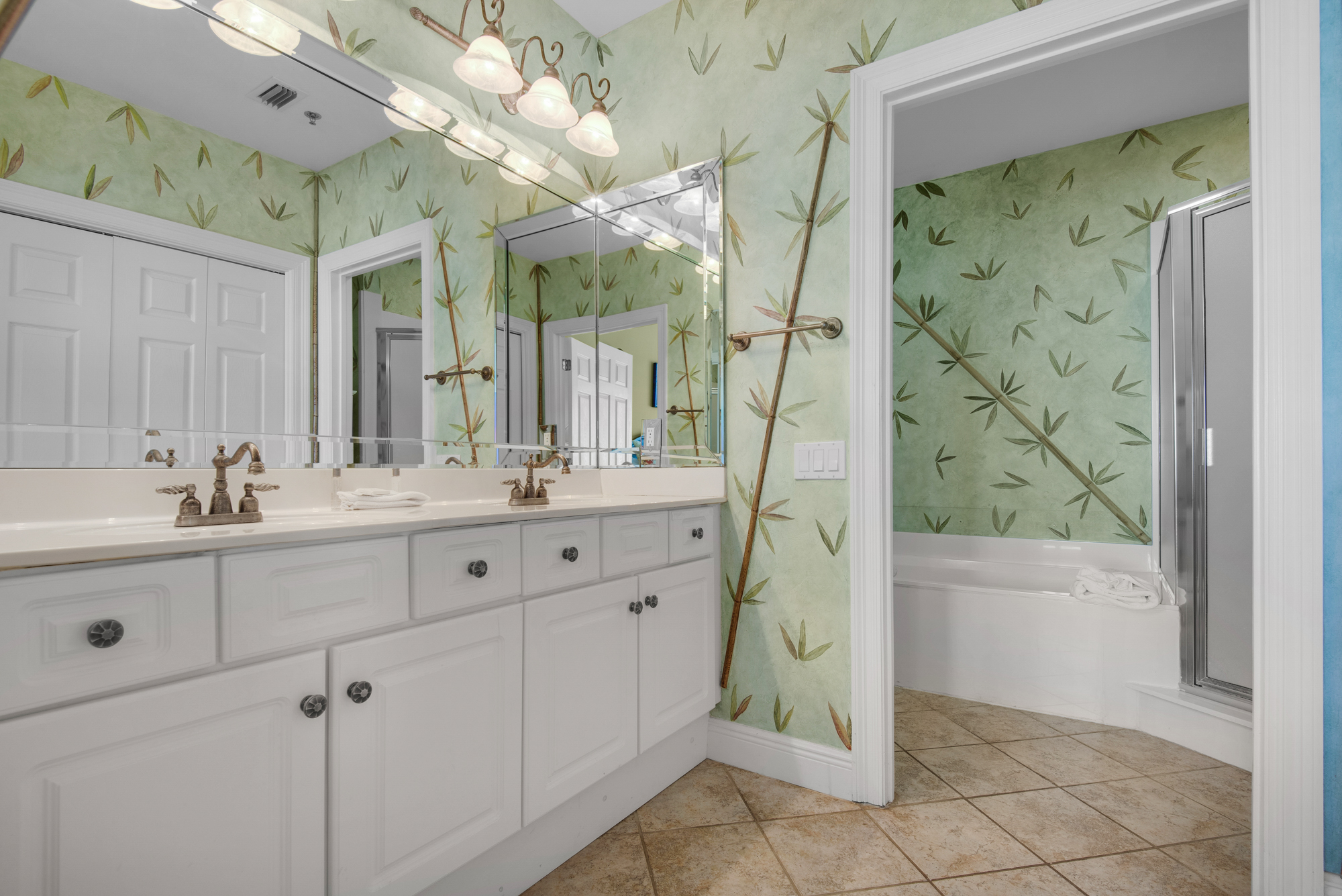 Empress 703 | Photo 16