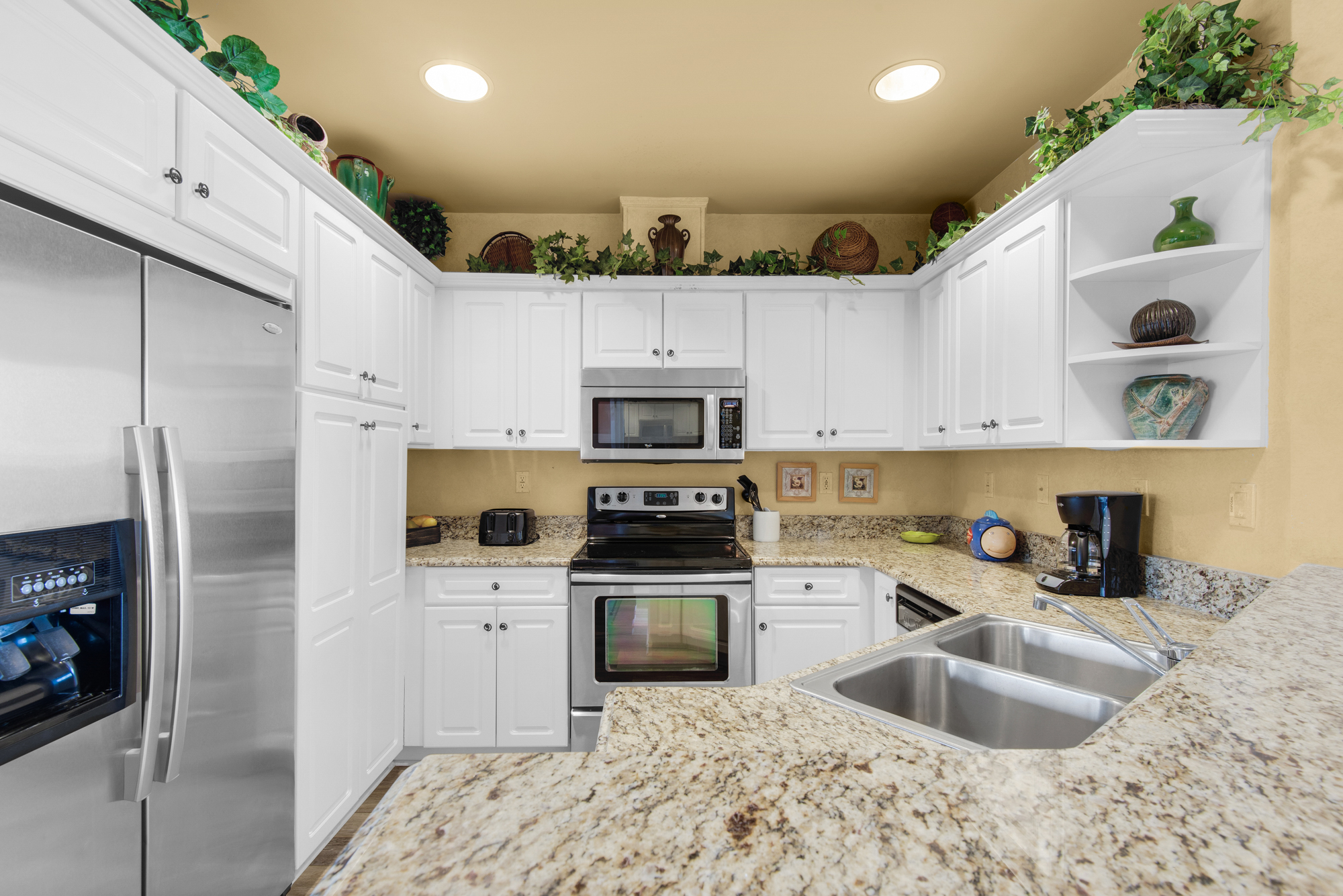 Empress 703 | Photo 10