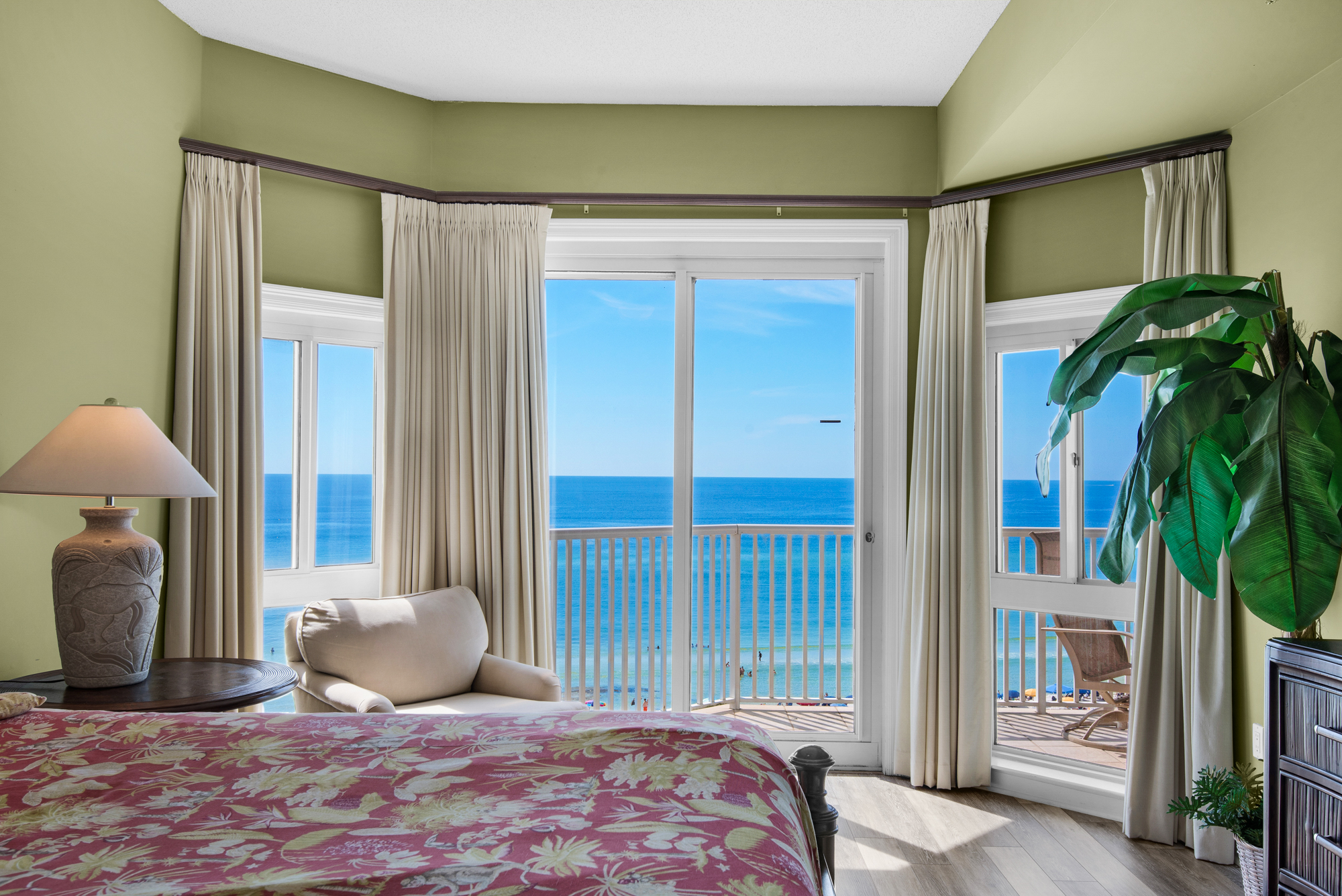 Empress 703 | Photo 15