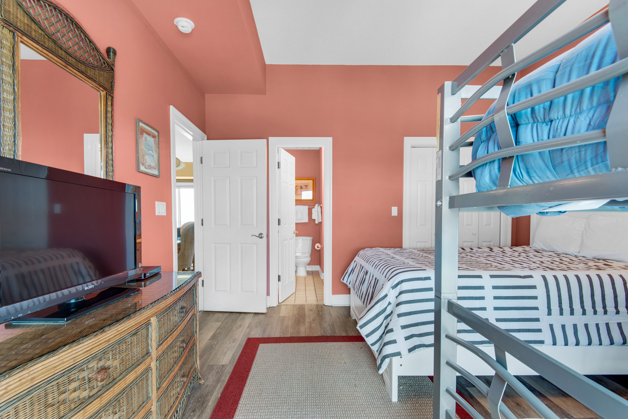 Empress 703 | Photo 20