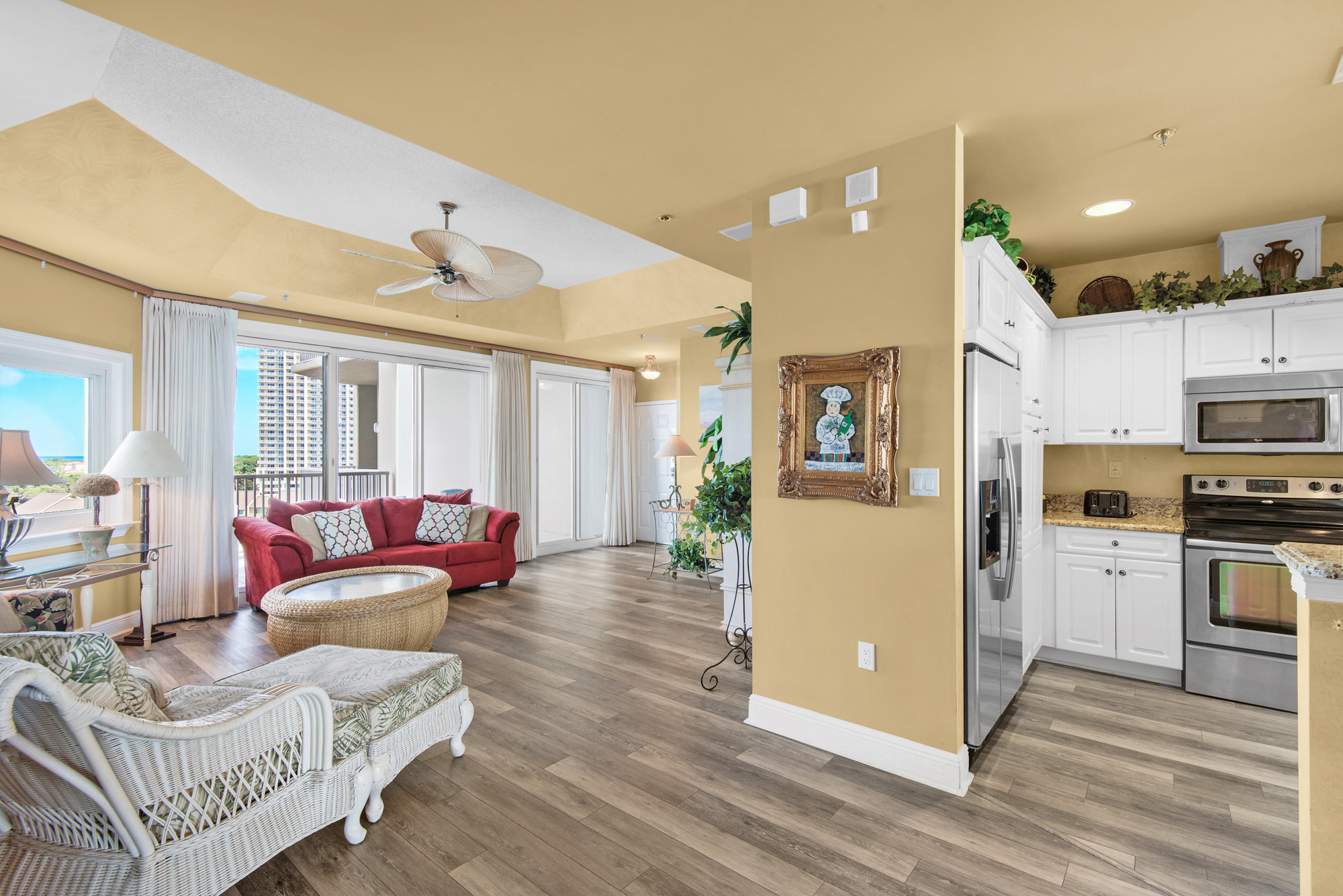 Empress 703 | Photo 12