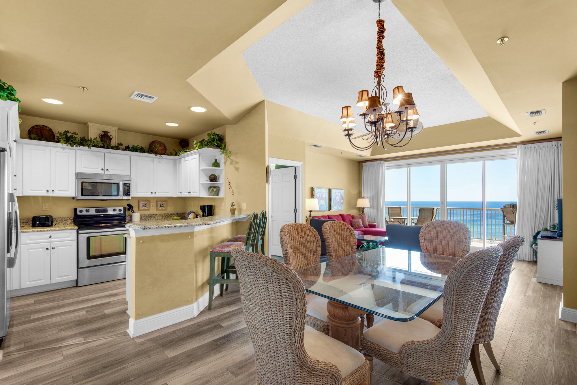 Empress 703 | Photo 8