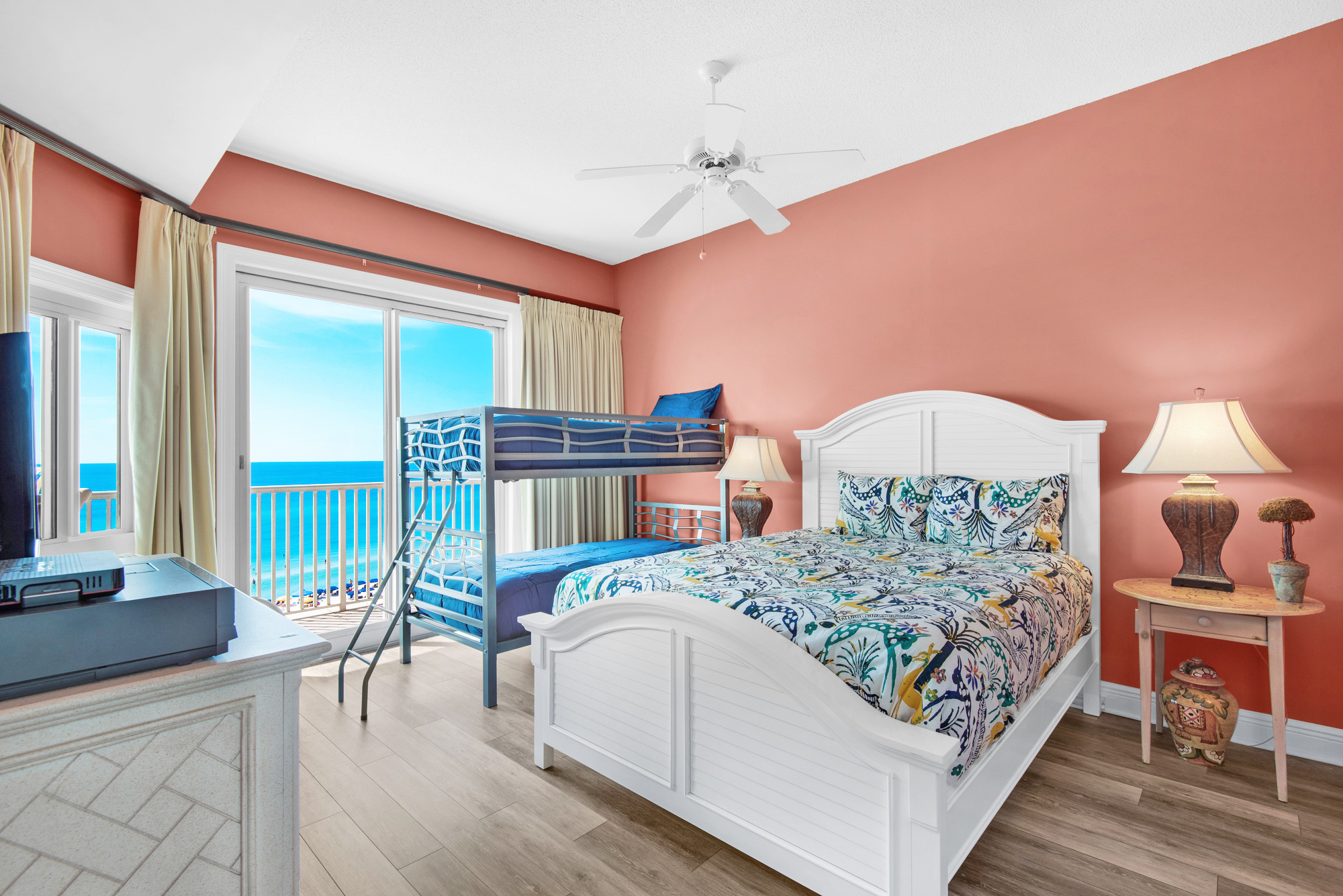 Empress 703 | Photo 18