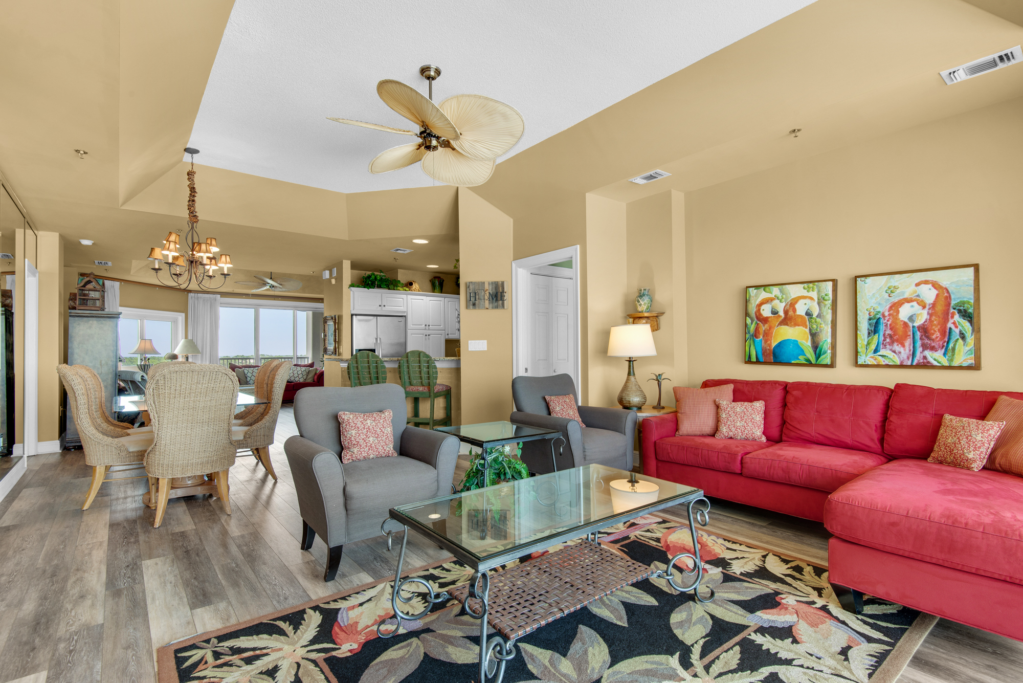 Empress 703 | Photo 6