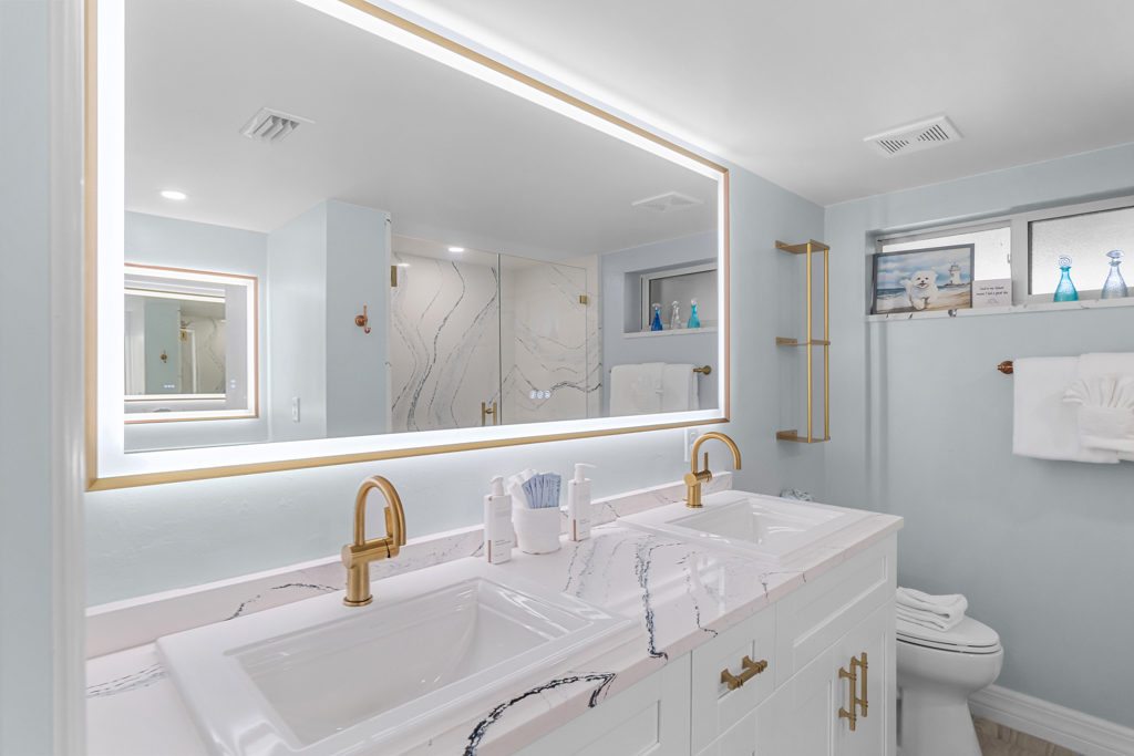 Lighthouse Point 121 50