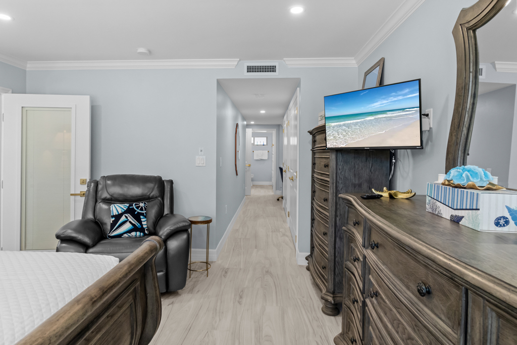 Lighthouse Point 121 37