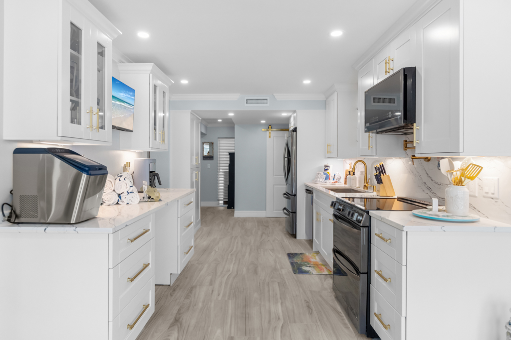 Lighthouse Point 121 21