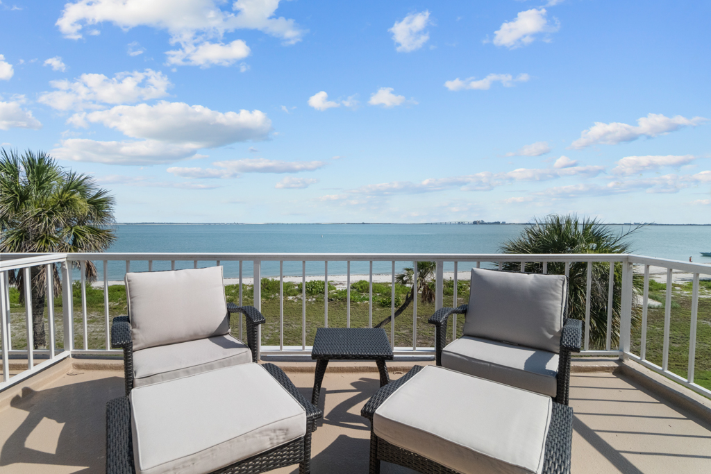 Lighthouse Point 325