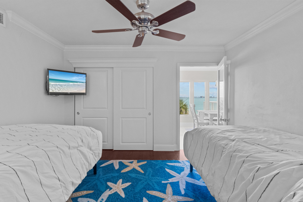 Lighthouse Point 325 27