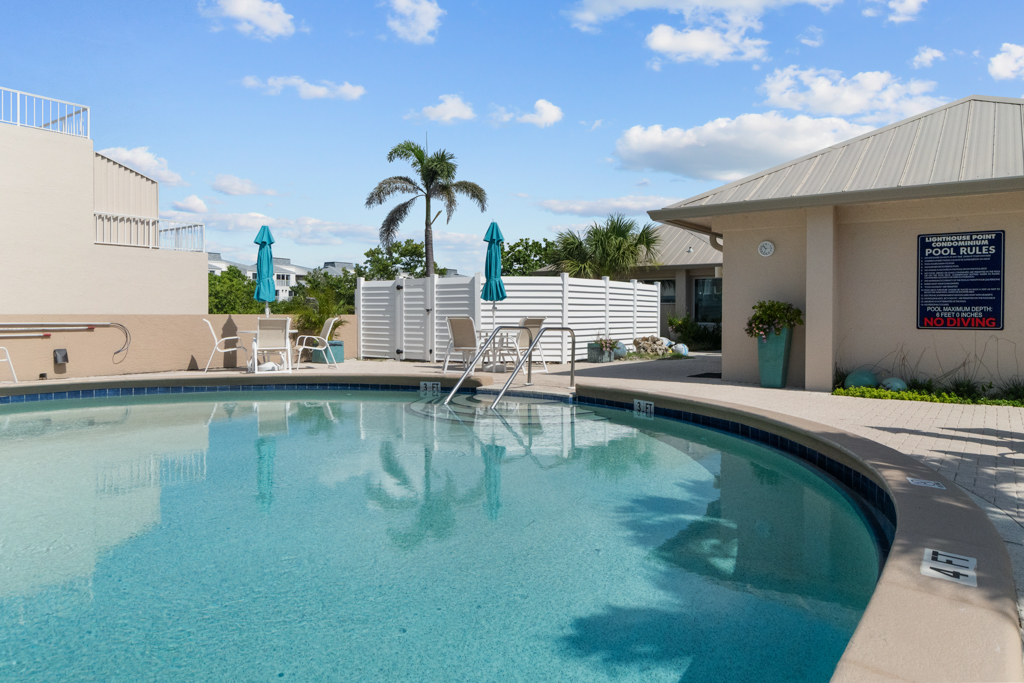 Lighthouse Point 325 37