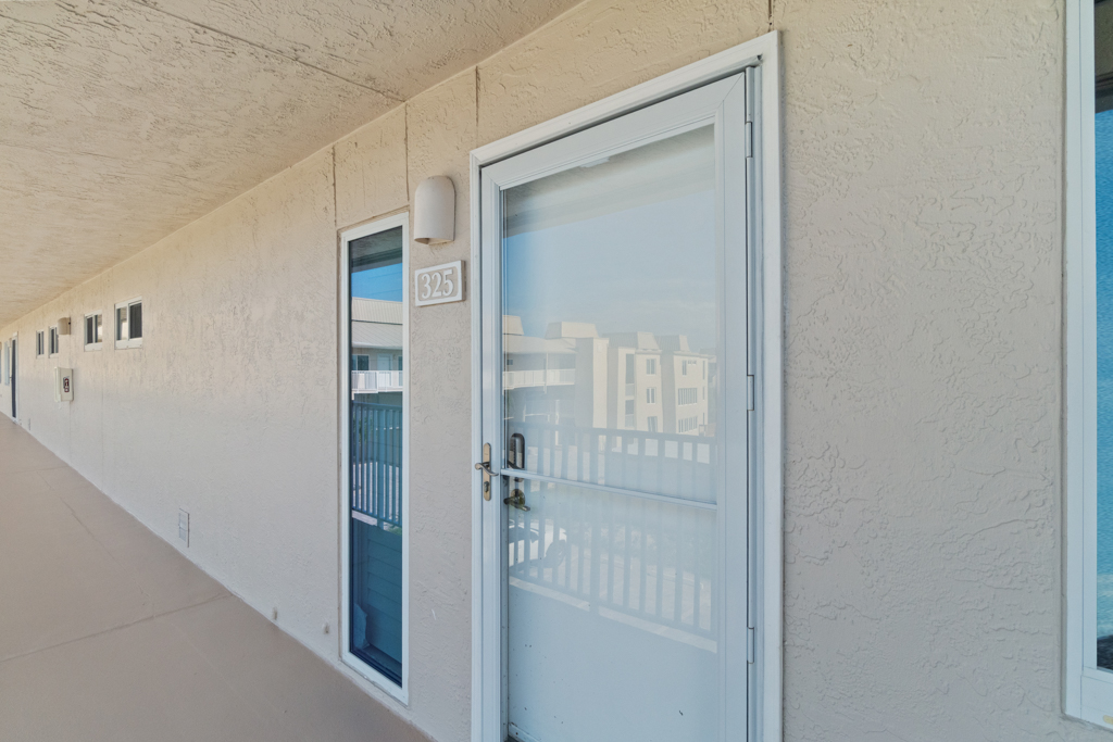 Lighthouse Point 325 33