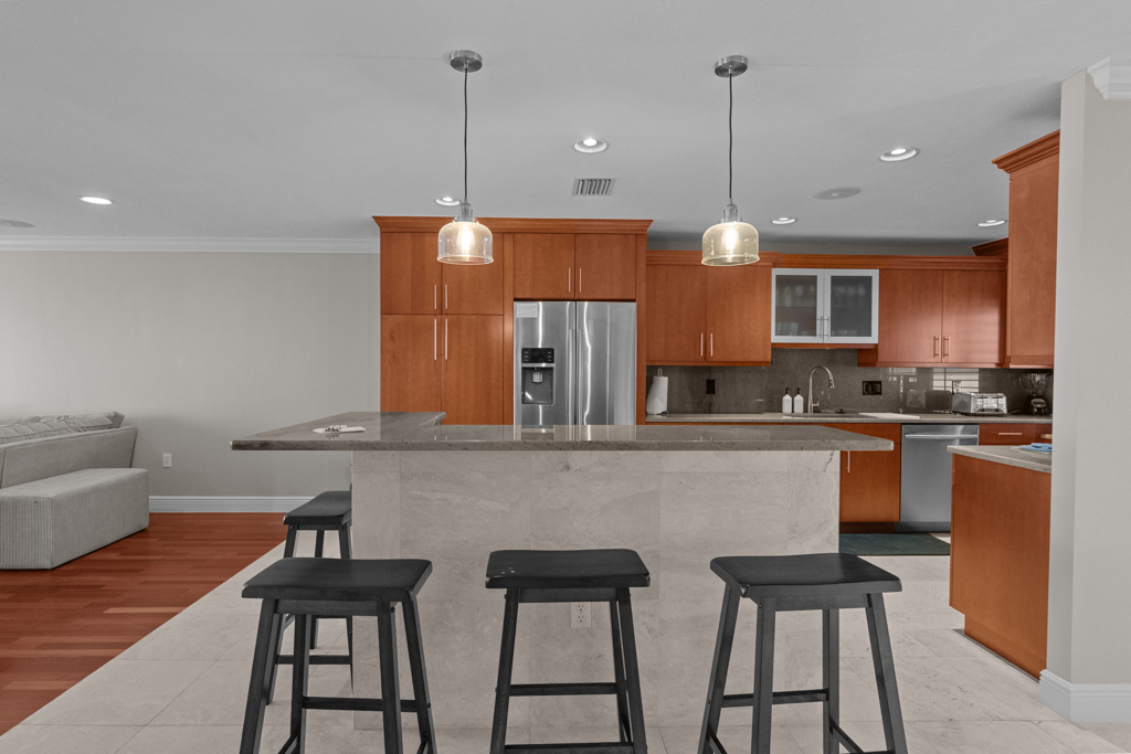 Lighthouse Point 325 4