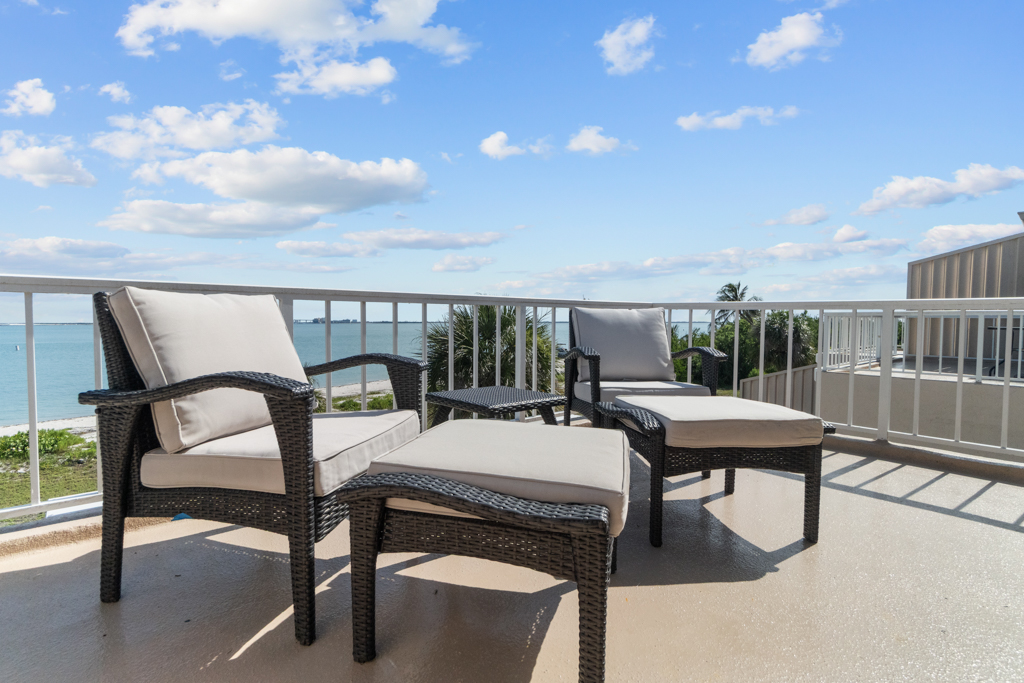 Lighthouse Point 325 42