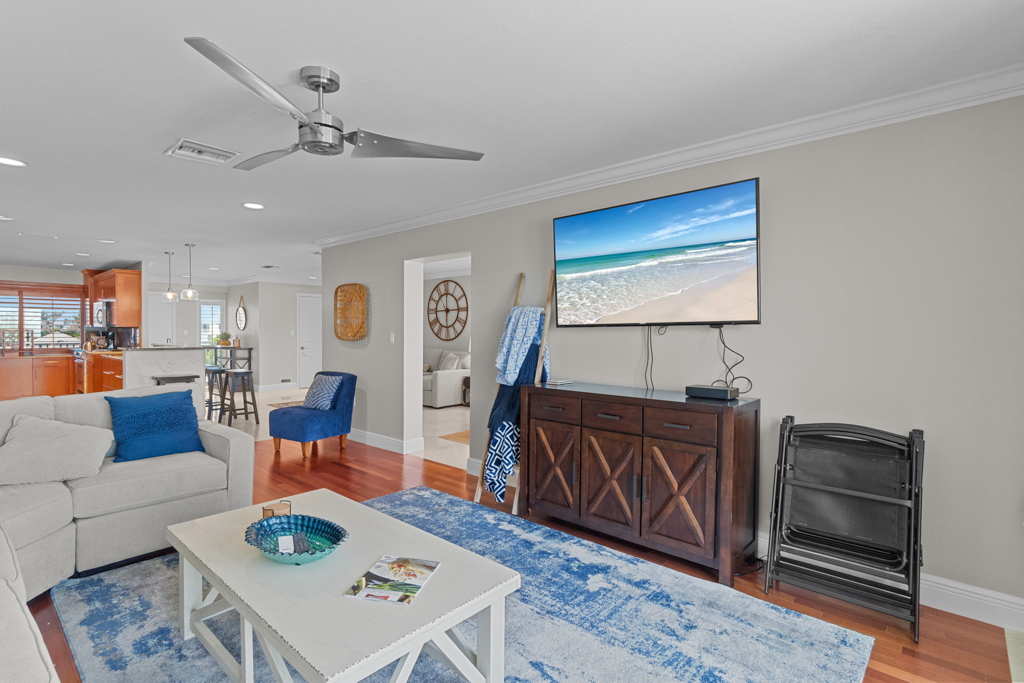 Lighthouse Point 325 18