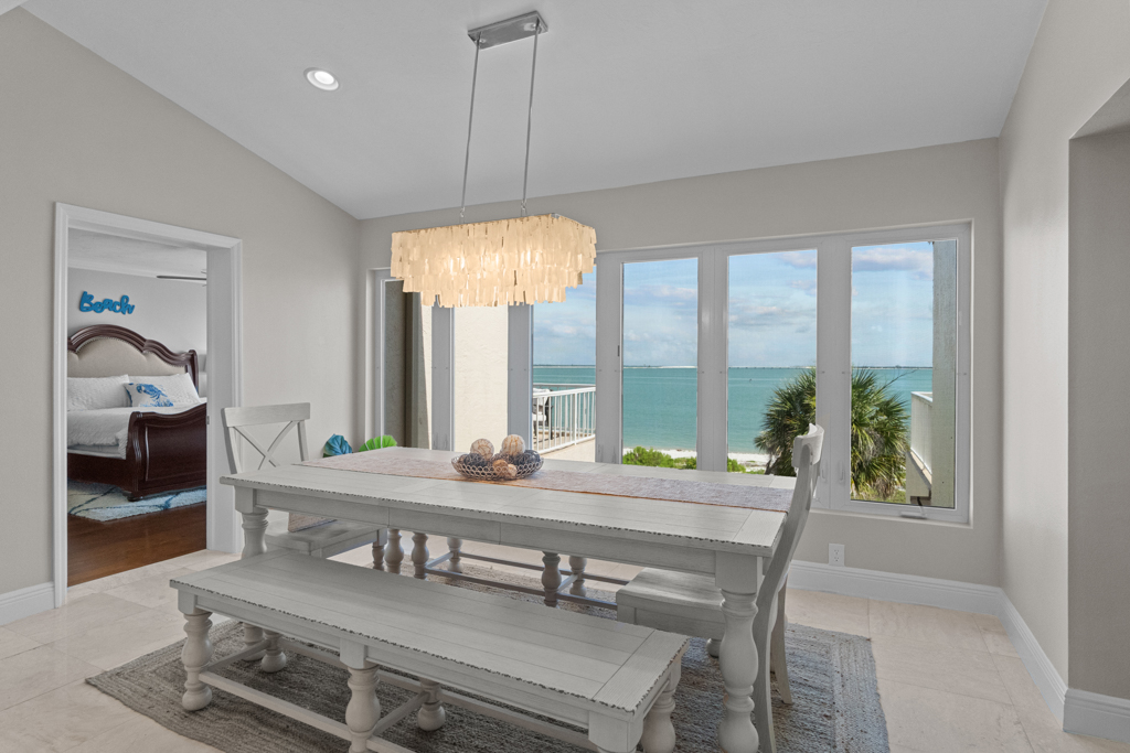 Lighthouse Point 325 9