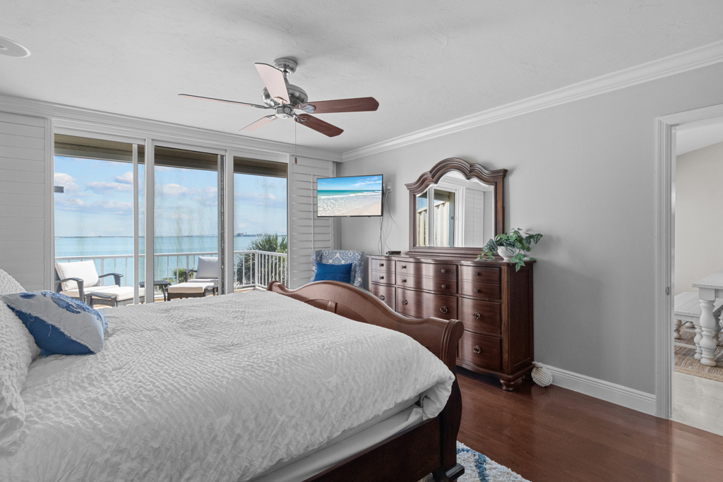 Lighthouse Point 325 22