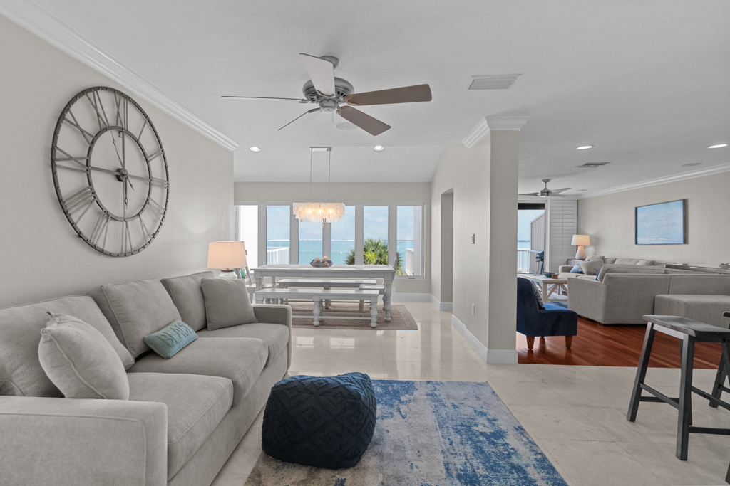 Lighthouse Point 325 13