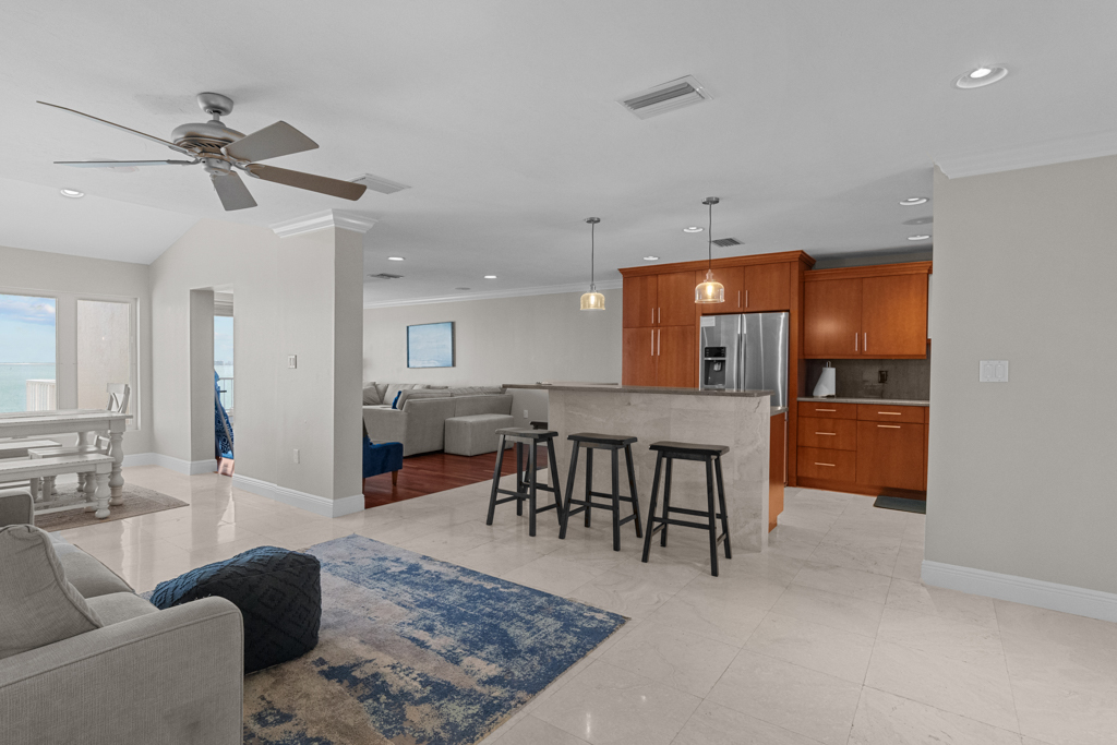 Lighthouse Point 325 12