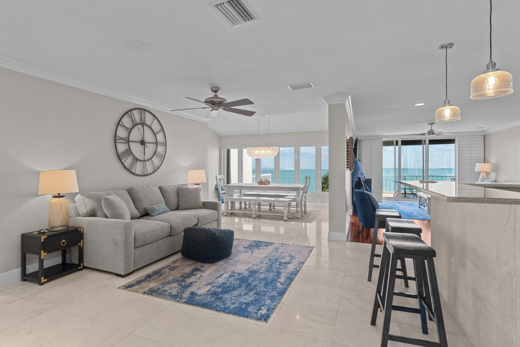 Lighthouse Point 325 14