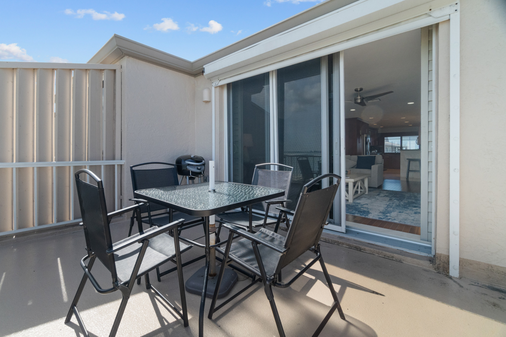 Lighthouse Point 325 47