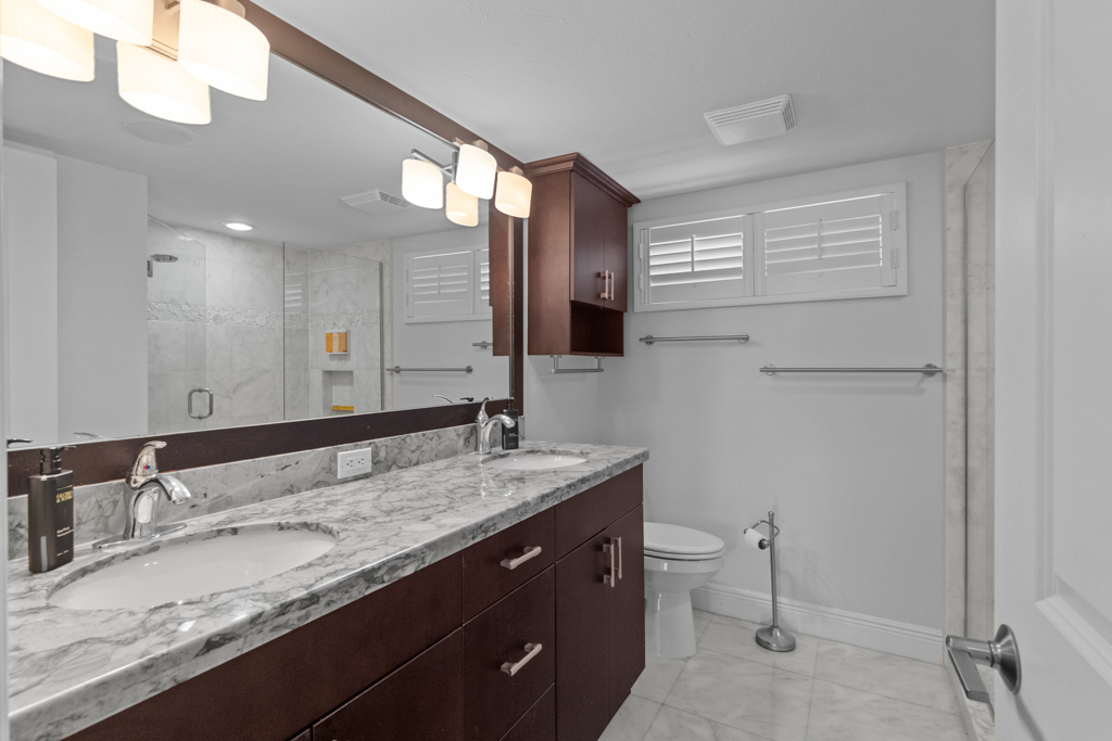 Lighthouse Point 325 26