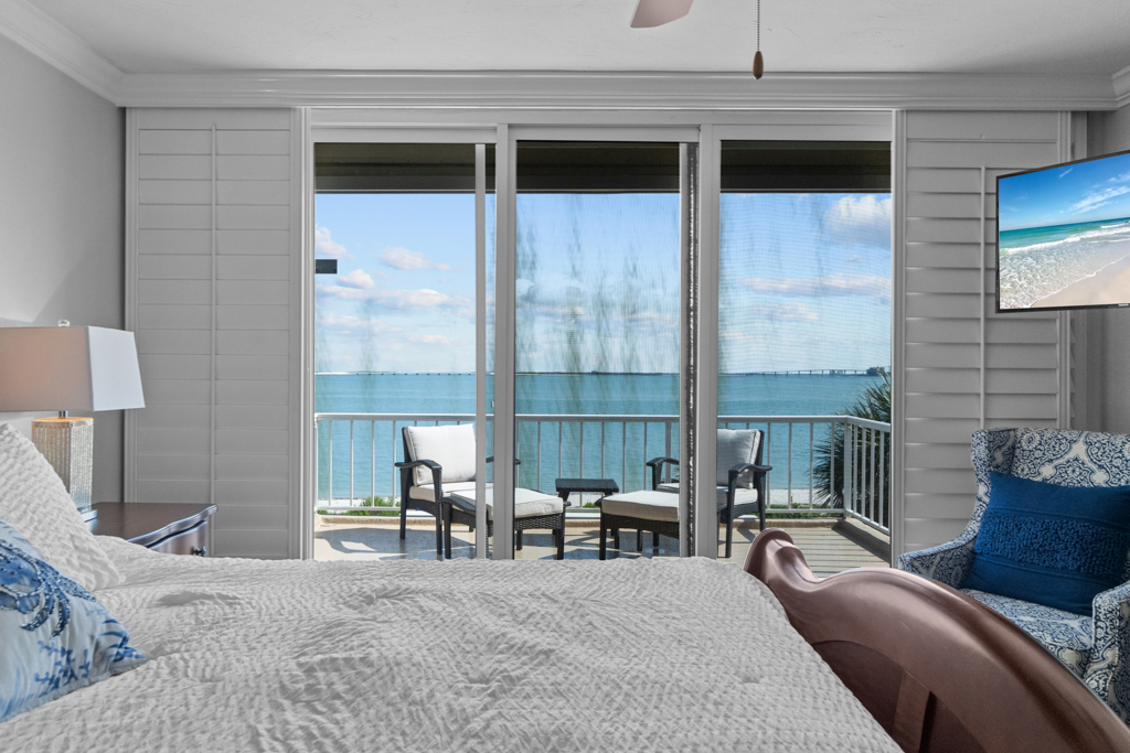 Lighthouse Point 325 23