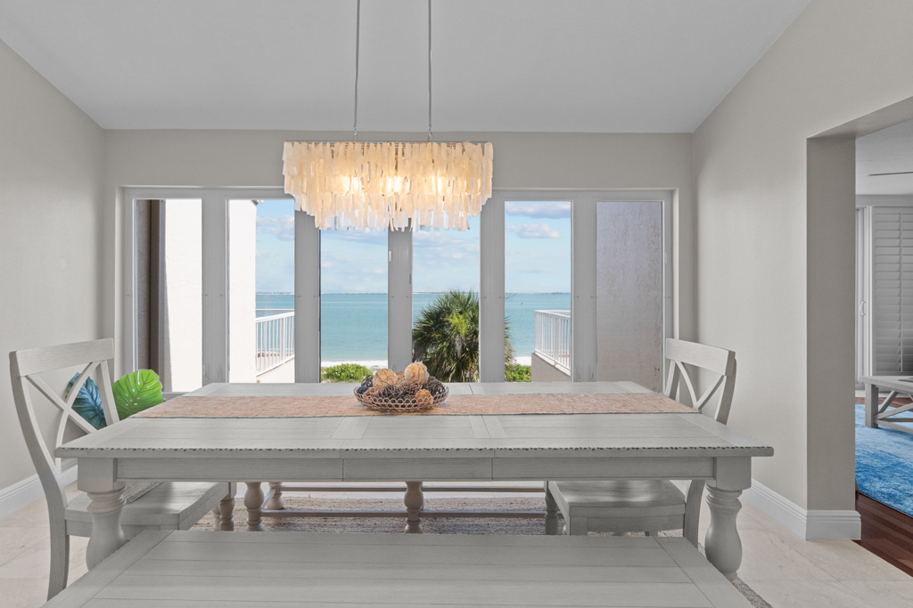 Lighthouse Point 325 10