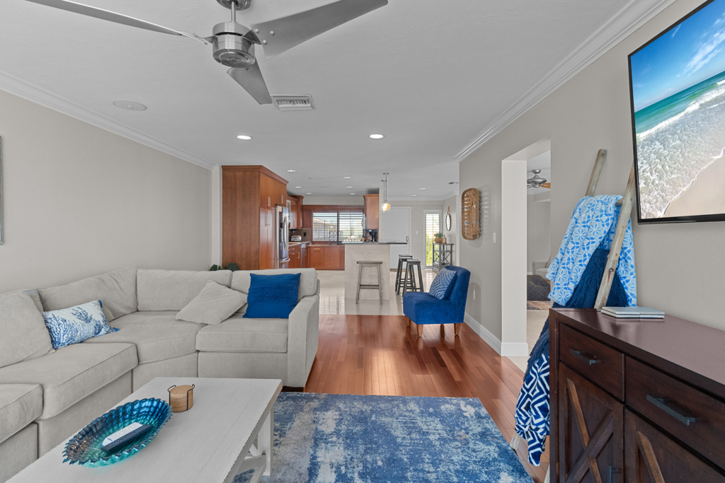 Lighthouse Point 325 17