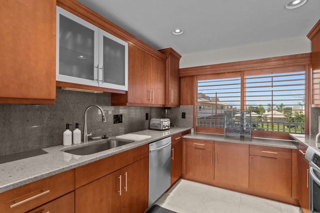 Lighthouse Point 325 8