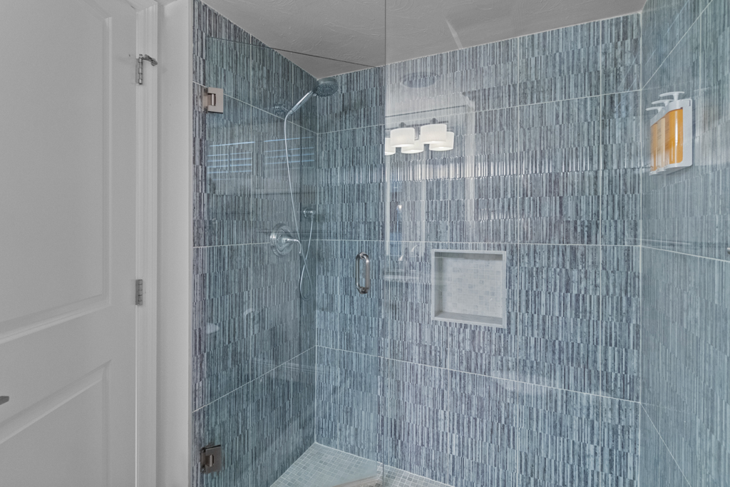 Lighthouse Point 325 31