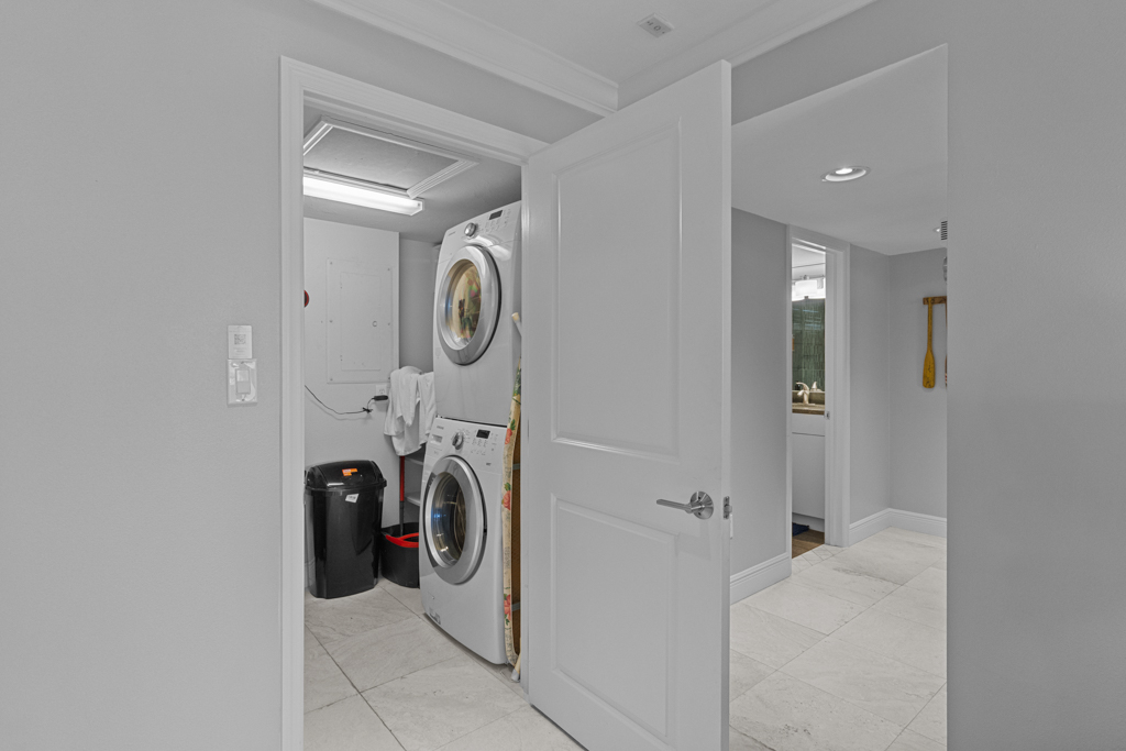 Lighthouse Point 325 32