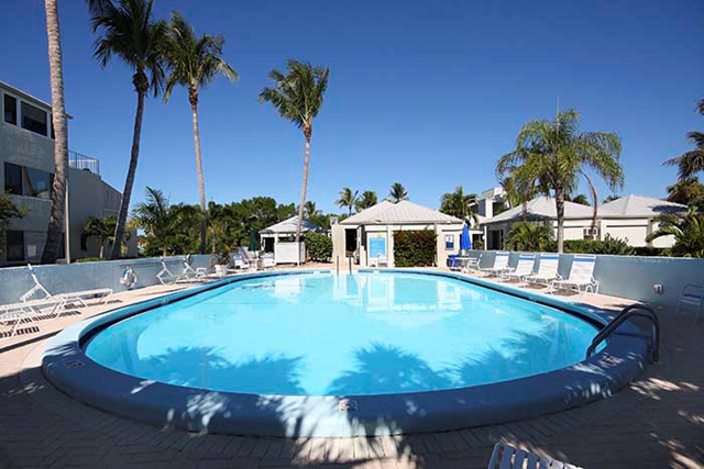 Lighthouse Point 325 36