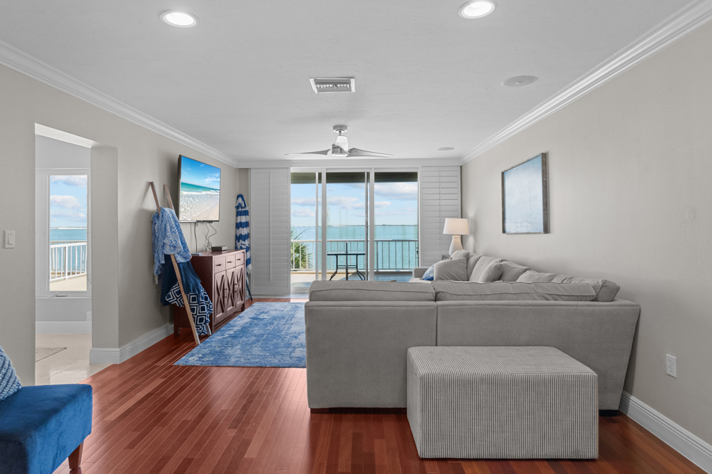 Lighthouse Point 325 16