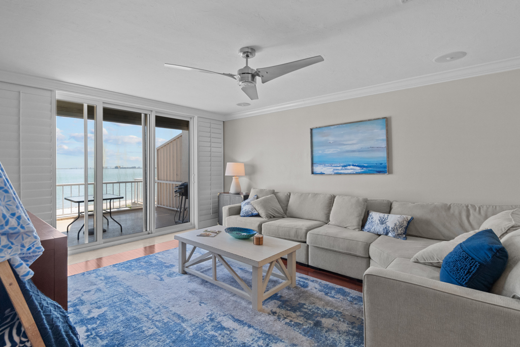 Lighthouse Point 325 15