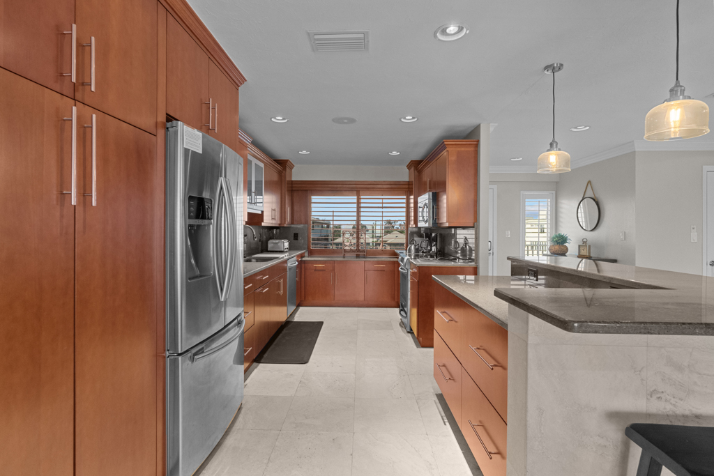 Lighthouse Point 325 5