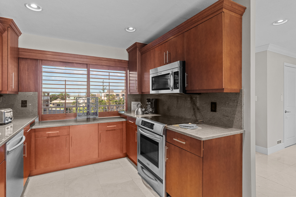 Lighthouse Point 325 7