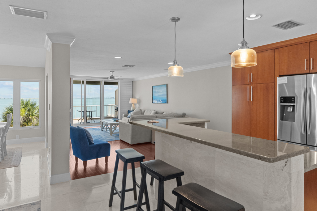 Lighthouse Point 325 3