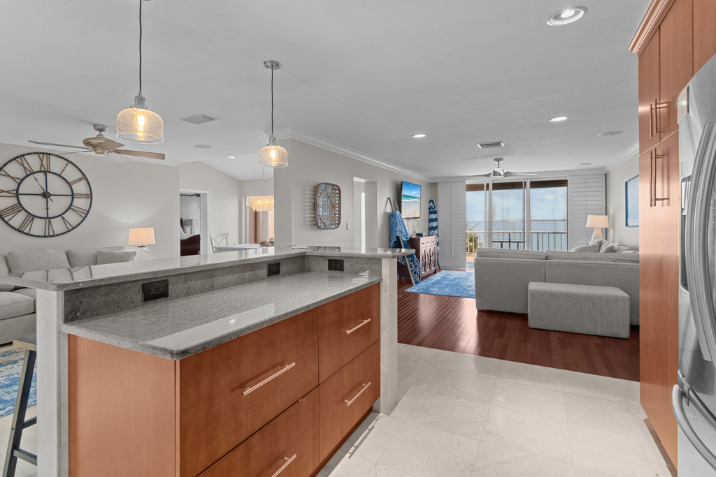 Lighthouse Point 325 6