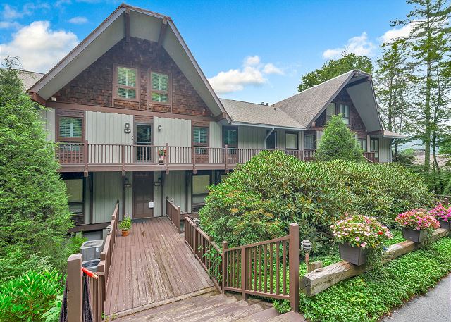 Newly Remodeled 2 Bedroom 2 Bath Condominium Conveniently Located in Club